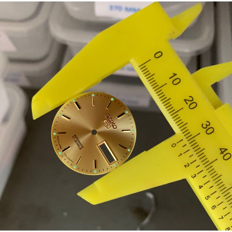 Plat dial Seiko 5 warna Gold