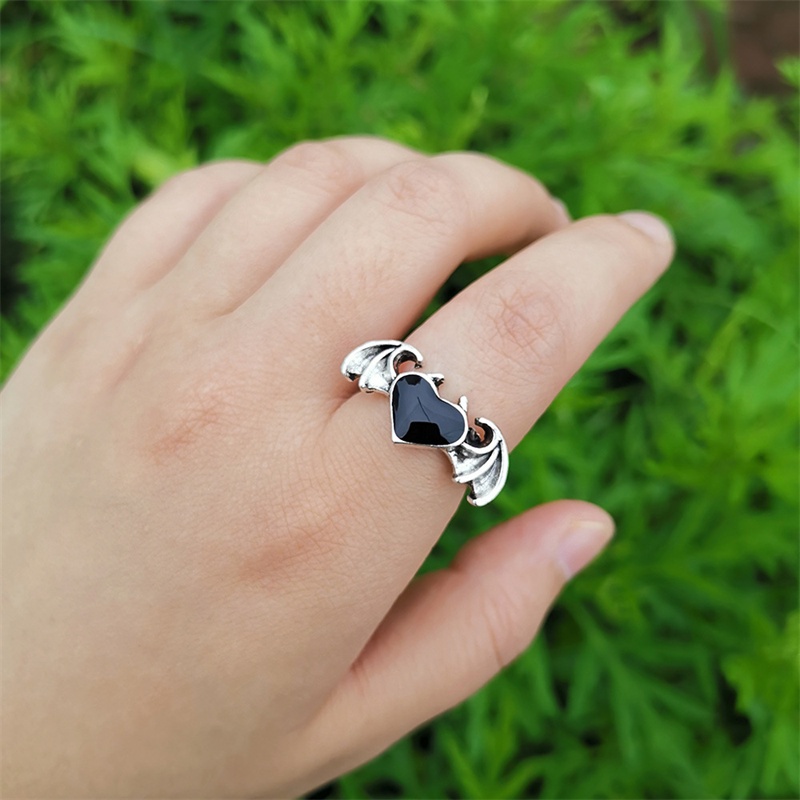 Cincin Model Terbuka Desain Sayap Iblis Hati Warna Hitam Merah Gaya Retro Adjustable Untuk Pasangan