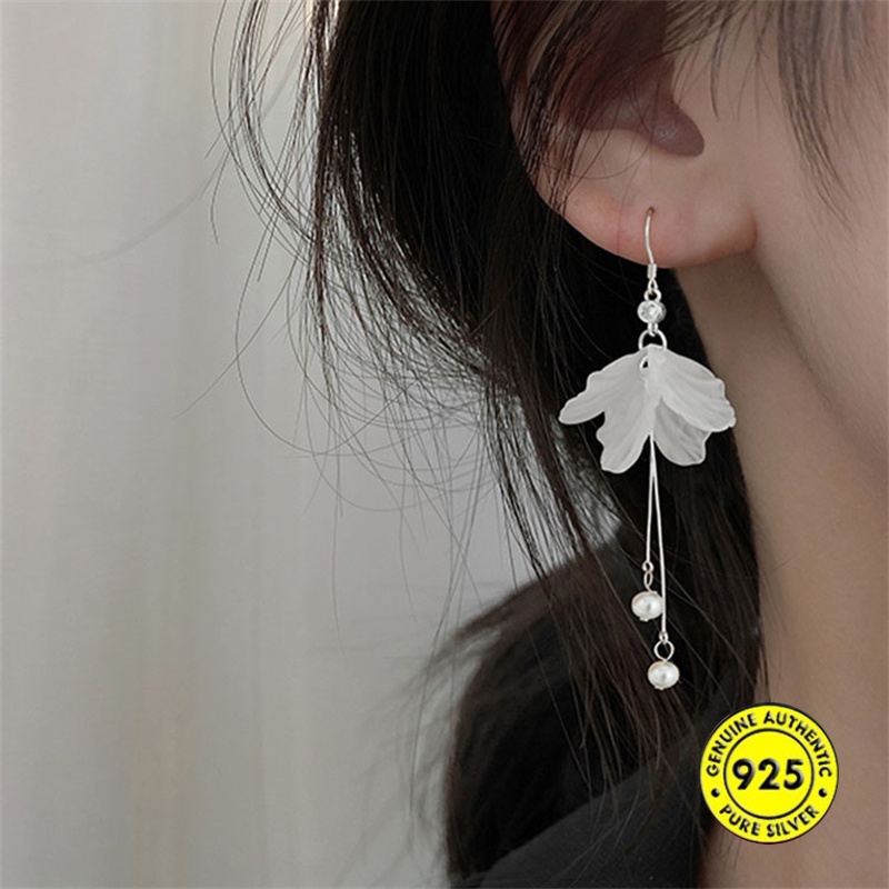 Anting Panjang Bentuk Kelopak Bunga Aksen Mutiara Warna Putih Bahan S925 Silver Untuk Wanita