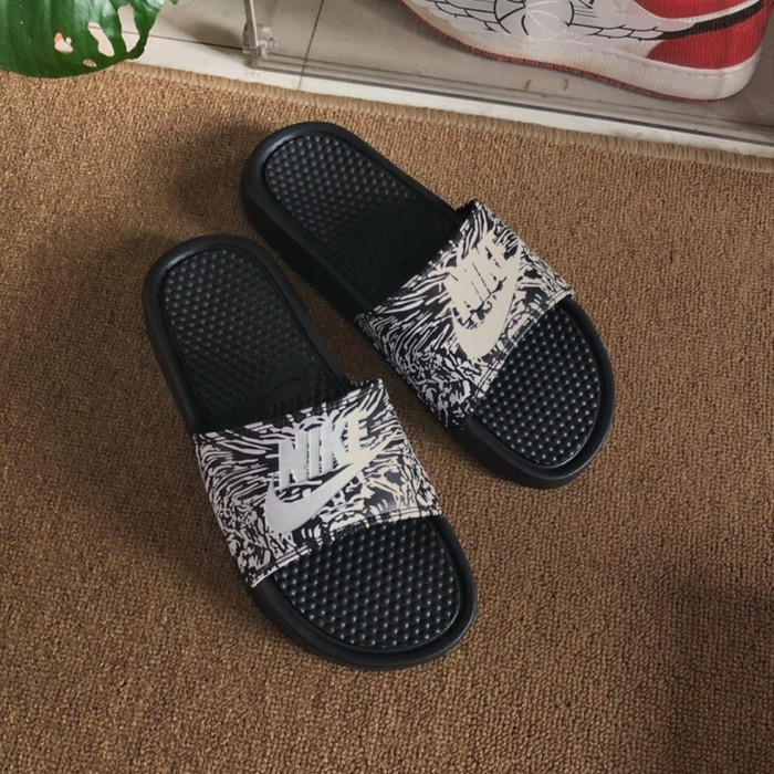 nike benassi animal print