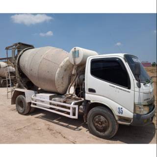 Mobil molen  truck mixer Hino  Dutro 130HD th 2012 