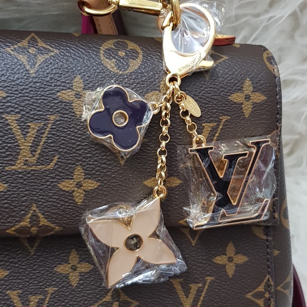 *L.V* monogramm flower bagcharm keyring