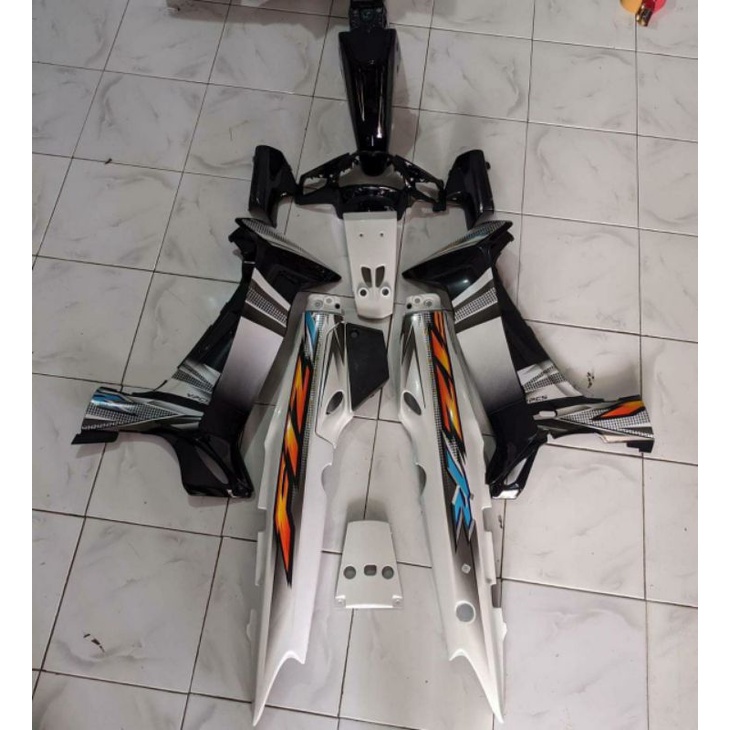 BODI FULL SET FIZR 2004 HITAM PUTIH COVER BODY HALUS SET FIZR HITAM PUTIH 2004