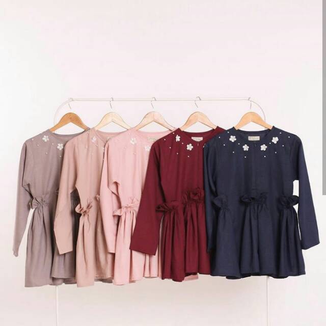 Emma blouse Navy Xs wearing klamby