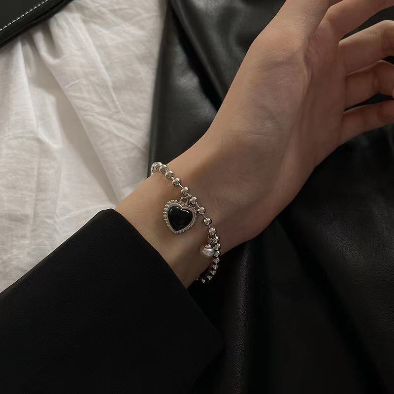 Gelang Wanita Liontin Cinta Hitam Yang Dipersonalisasi Niche Retro Manik-manik Bulat Gelang Hati Persik