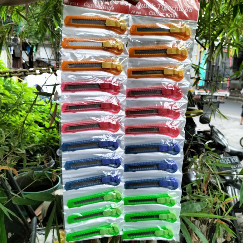 

(12pcs) Pisau cutter besar warna bening