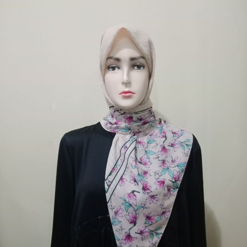 Hijab Elzatta Segi Empat Motif Bunga Elzatta