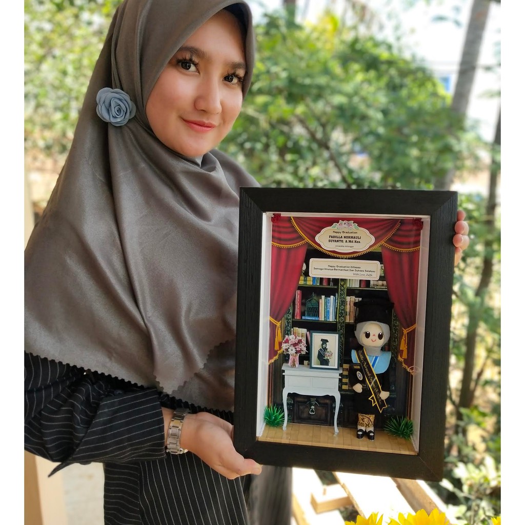 Boneka Flanel Wisuda Perempuan Frame 3D 21x30 Cm | Kado Wisuda