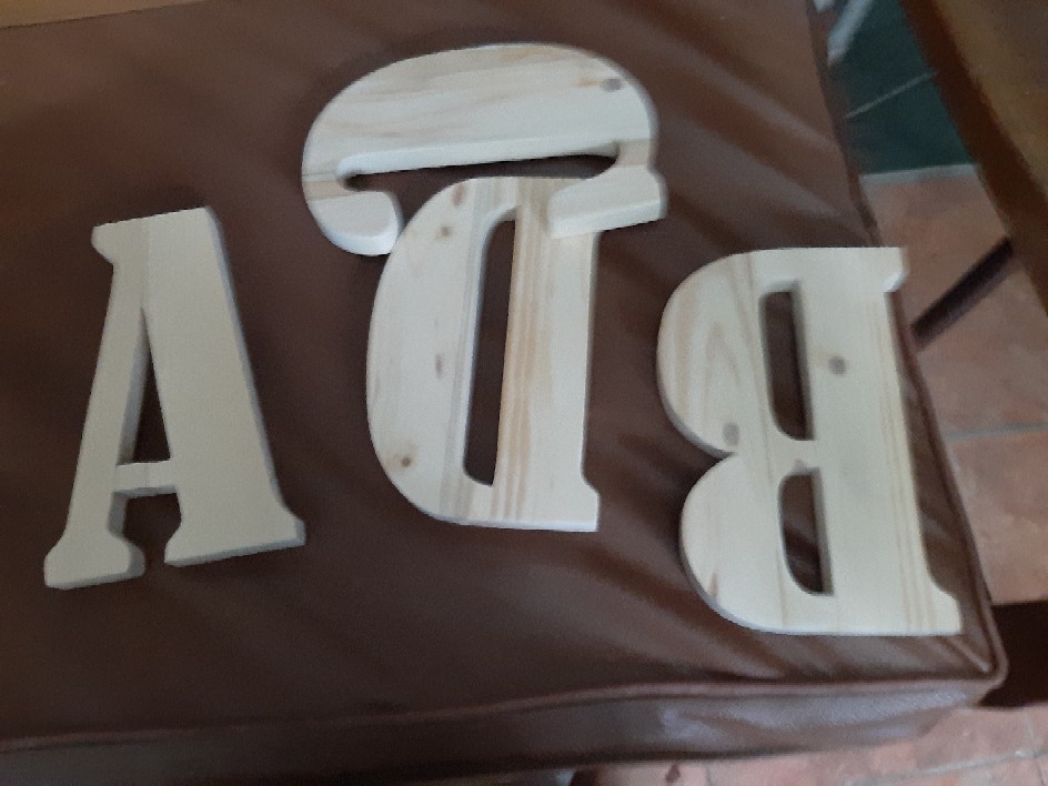 Huruf Kayu 20cm