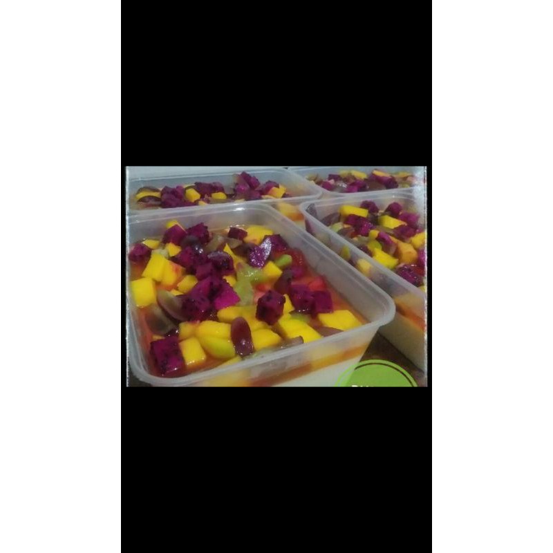 

Puding susu dengan buah segar