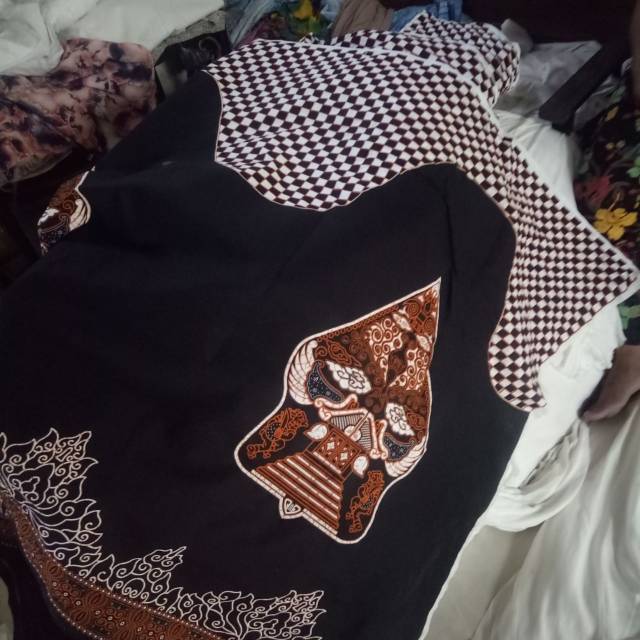 Sarung Batik Motif Wayang Gunungan