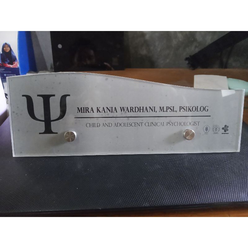 

papan nama acylic meja