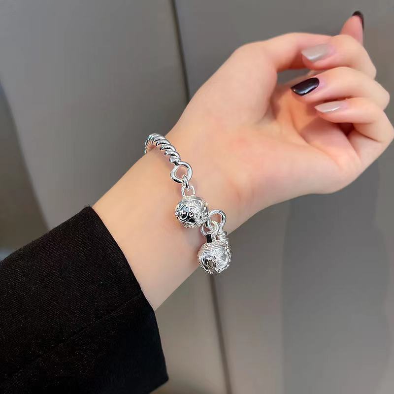 Gelang Tangan Rantai Aksen Lonceng Bahan Alloy Warna Silver Untuk Wanita