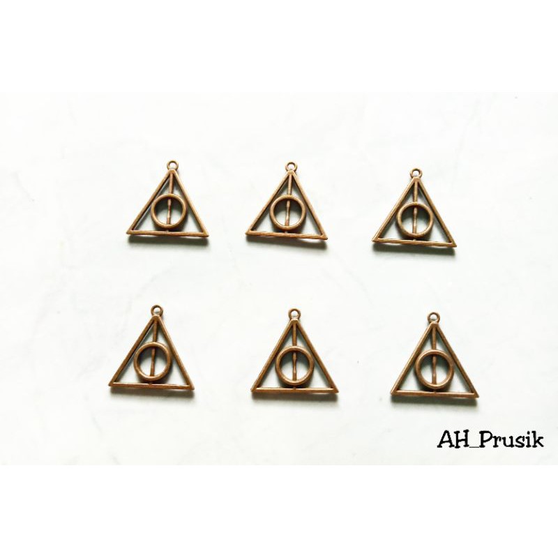 

Charm Segitiga Coklat Bakar 1/2 Lusin & 1 Lusin