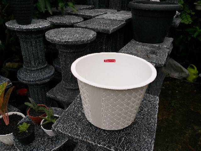 Pot bunga tanaman putih motif anyam 25cm