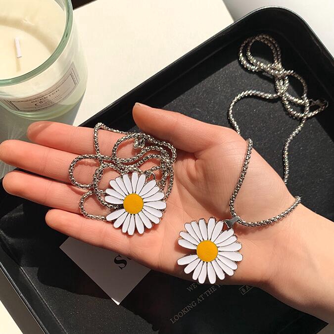 Paragraf Yang Sama GD Kalung Daisy Kecil Pria Dan Wanita Liontin Rantai Klavikula Mode Aksesori Bunga Matahari Fashion Korea