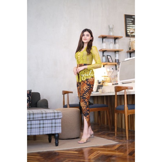 Set Kebaya Metalic (glossy) Semi Italy Kutubaru Lengan Puffy