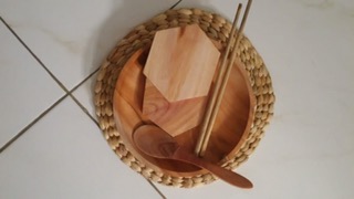 Piring Liuk Paket Kayu Mahoni ( Piring 20cm, Coaster Hexagon, Sendok Mahoni, Sumpit Mahoni)