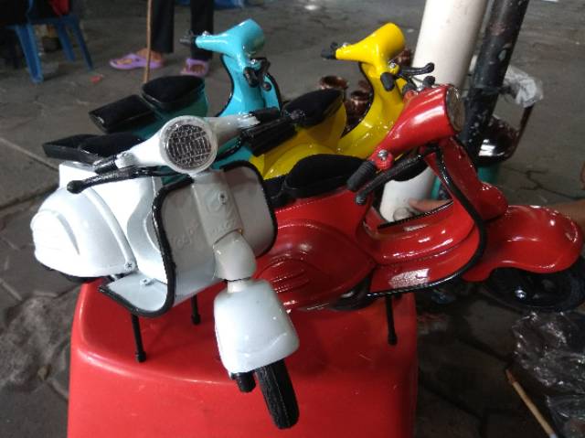 (BISA COD) MINIATUR MOTOR VESPA WARNA LENGKAP BAHAN BESI FINISHING PERFECT - DEKORASI RUMAH SOUVENIR