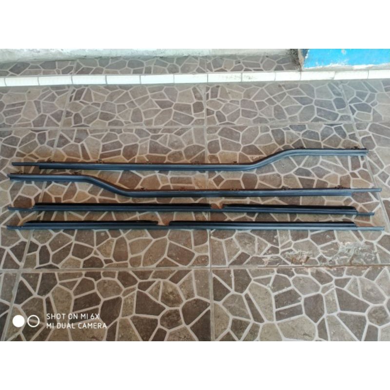 karet pelipit kaca escudo.