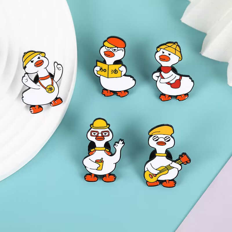 Bros Pin Enamel Bentuk Kartun Bebek Kecil Lucu Untuk Anak Perempuan