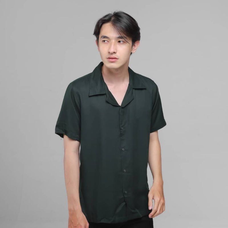 Kemeja polos pria /kemeja lengan pendek /kemeja polosan top men/baju kemeja pria oxford kemeja terbaru kerah v model paling terbaru 2021