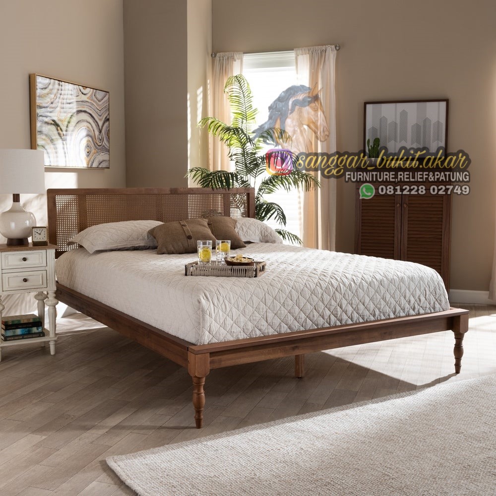Tempat Tidur Jati Sandaran Anyaman Rotan Kaki-Kaki Ukir