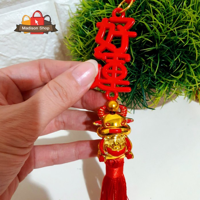 

RUMAH TANGGA DEKORASI MDS654 GANTUNGAN JIMAT FU MERAH KAYU KERBAU EMAS