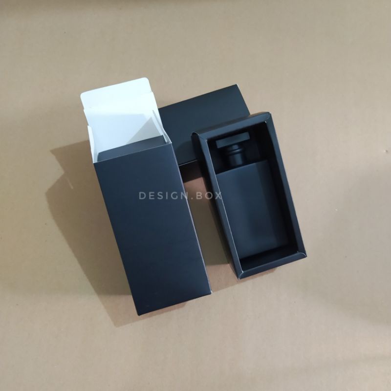 

BOX PARFUM HITAM UKURAN 11.5X5X4.7CM