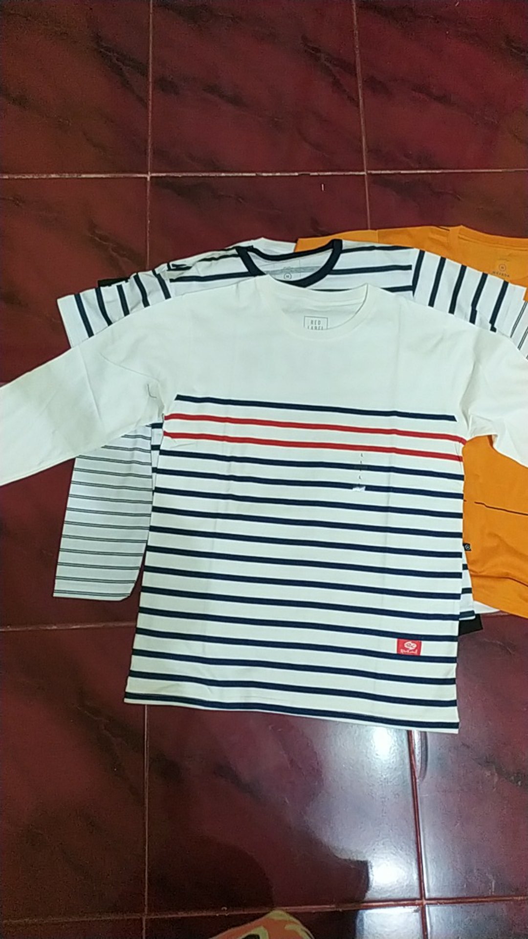 Kaos / T-shirt Details Putih Round Neck Motif Batik Dengan Kantong ( 100% Katun)