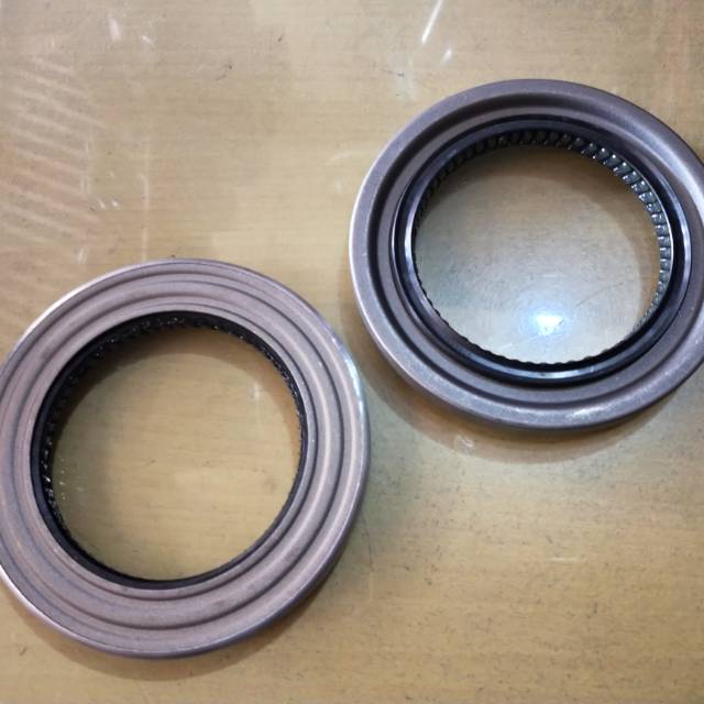 Oil seal roda belakang dalam Canter ps136