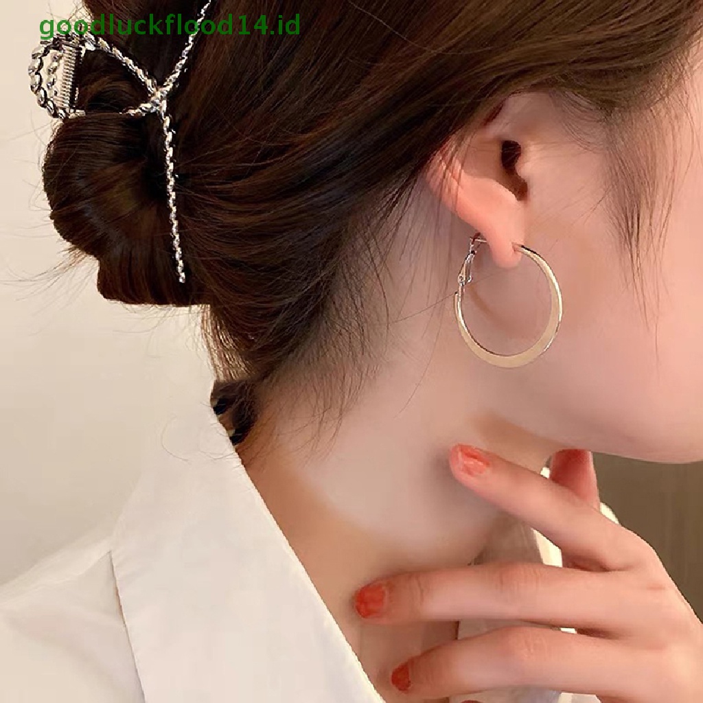 Anting Hoop Bentuk Hati Model Hollow Bahan Metal Warna Emas Silver Gaya Punk Untuk Wanita