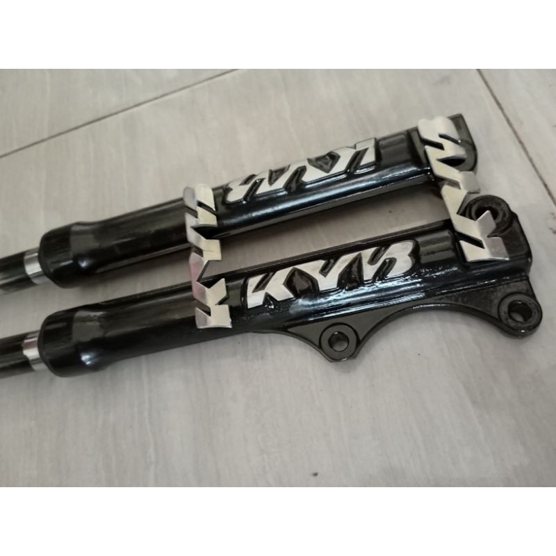 EMBLEM SHOCK BREAKER DEPAN KAYABA KYB