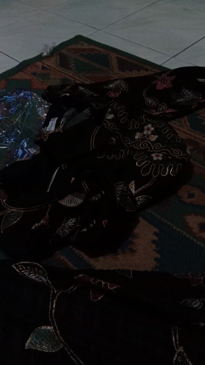 Couple Batik Cbpjp03 Kemeja Pria Tangan Panjang Dan Rok Prisket Panjang Wanita Bunga Rambat Hitam