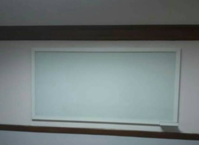 

PAPAN TULIS KACA MAGNETIK BINGKAI ALUMINIUM 120X240