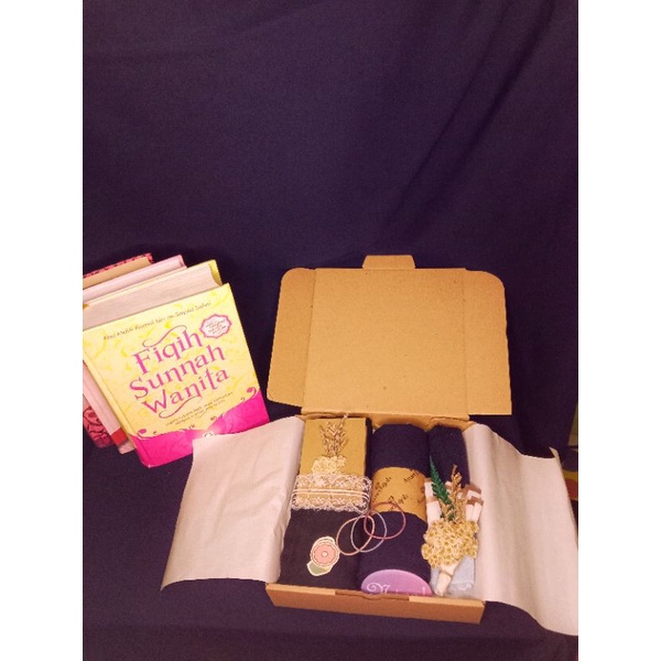 

Hampers gift box/ hampers hijab
