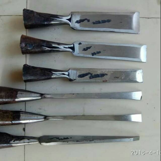 Pahat tukang kayu tatah bobok