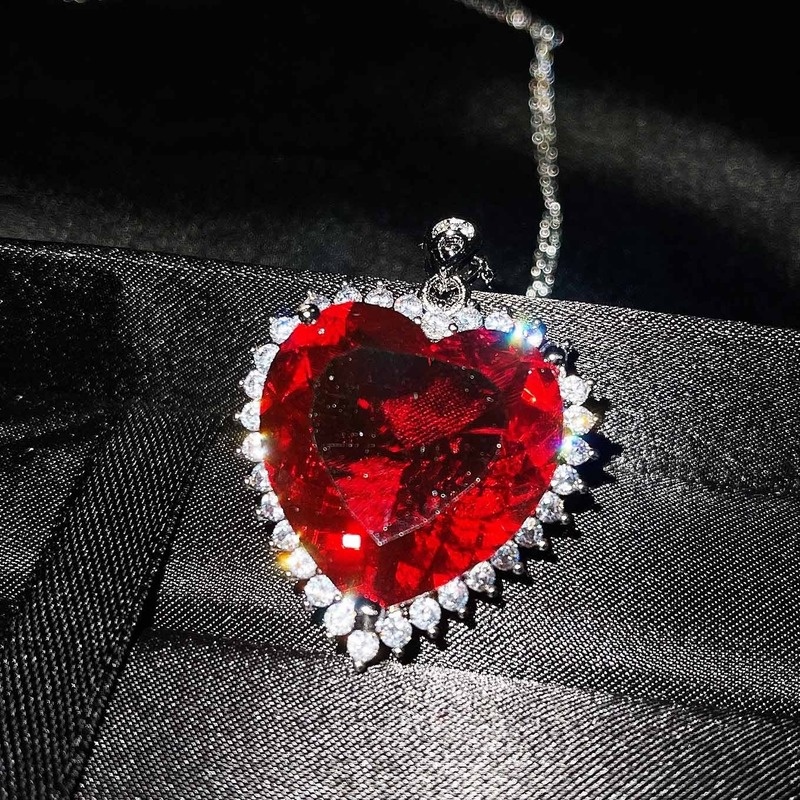 Kalung Rantai Dengan Liontin Sapphire Bentuk Hati Untuk Wanita