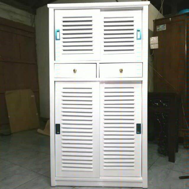 Rak sepatu dan tempat helm