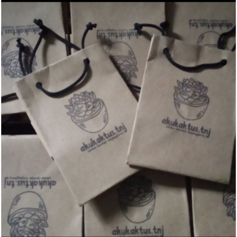 

paperbag/tas kertas size 10x7x14cm(pxlxt)