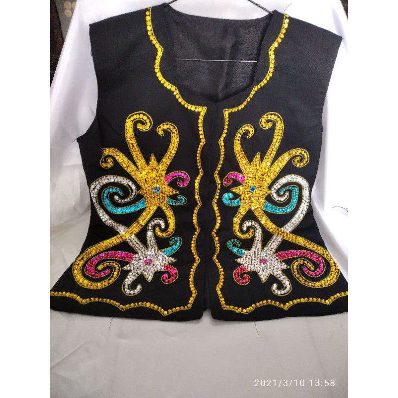 baju adat dayak kenyah