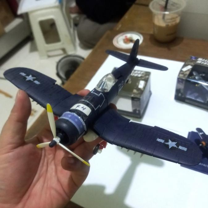 miniatur pesawat terbang tempur perang dunia ke 2 f4u corsair