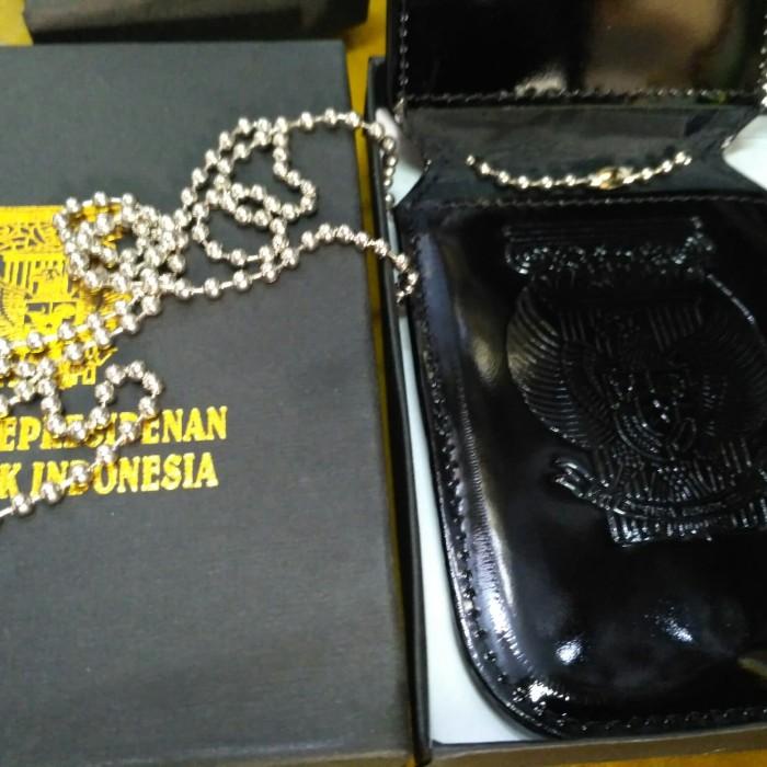 

Card Holder Kalung Logo Istana Presiden Kulit Asli Mengkilat