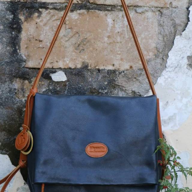 Preloved VVGC "Nirwana Bag" warna navy by Biyantie