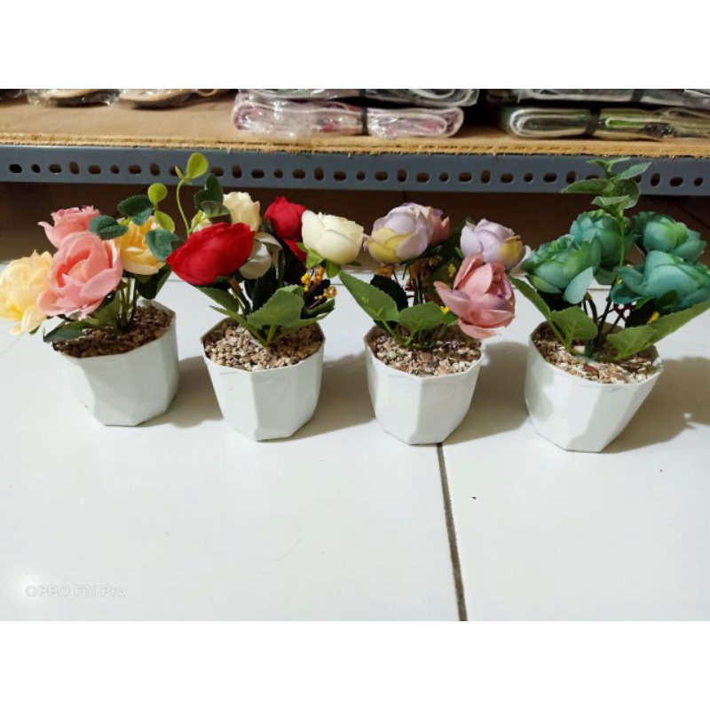 Bunga plastik mawar + pot