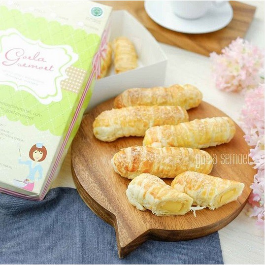 

CHEESE CHOCO ROLL GOELA SEMOET BANDUNG ISI 8 PC BEST SELLER SALE PROMO HITS KULINER SNACKS HYPE ENAK