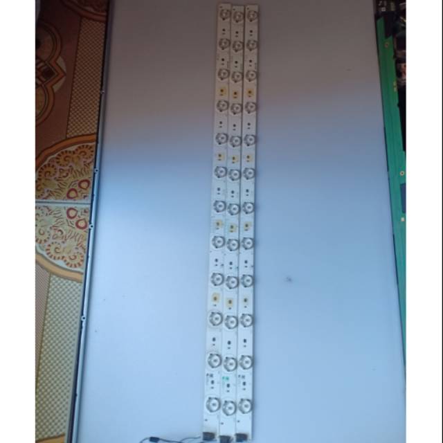BL BACKLIGHT LAMPU ORIGINAL TV LED TOSHIBA 32PU200EJ 12KANCING