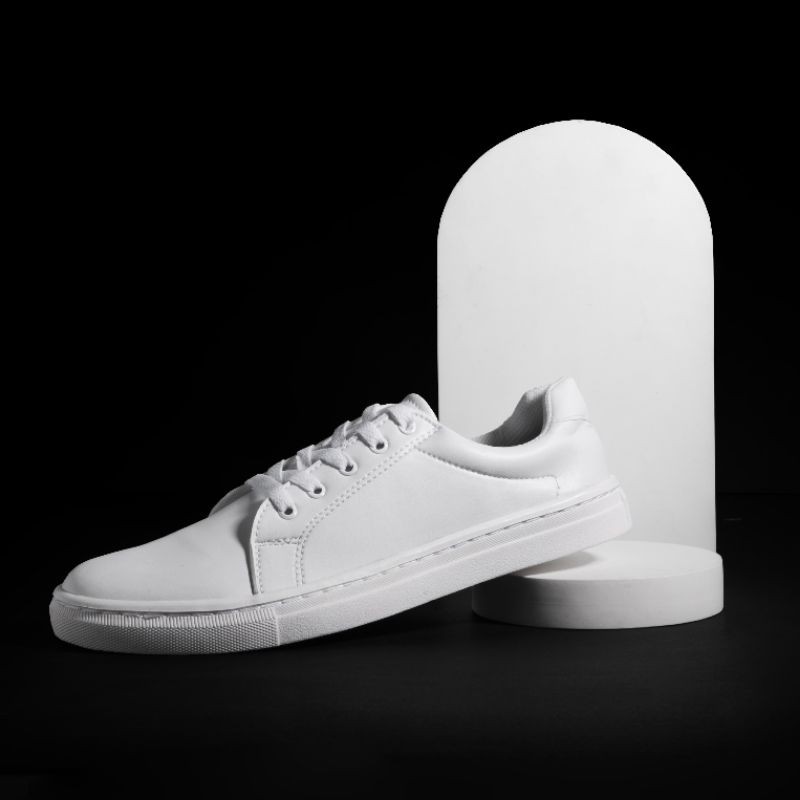 Sepatu Basic Sneaker