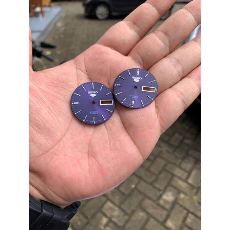 plat dial Seiko 5 biru