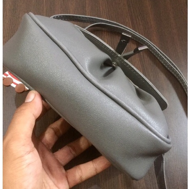 tas selempang wanita remaja model kerut tali bagian depan bahan kulit sintetis lokal colombo #tastangan #tasslempang #tasanak #tasremaja #tascewek #tasperempuan